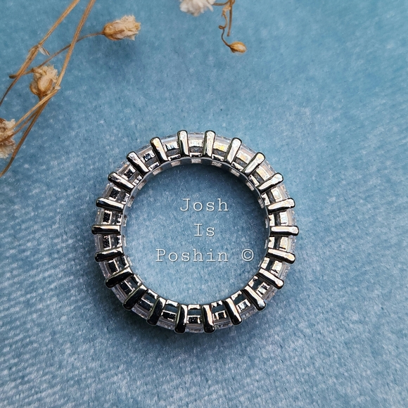 Diamond simulant eternity band in sterling silver - Picture 4 of 8